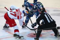 Brett Olson (EC RBS) vs Fehervar Alba Volan 19 (c) GEPA pictures Felix Roittner