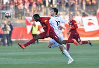 Diadie Samassekou (RBS) und Mateo Panadic (Wr.Neustadt) (c) GEPA Riedler .jpg