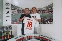 Mads Bidstrup mit Stephan Reiter (c) FC Red Bull Salzburg