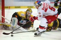 Daniel Sondell (EC RBS) und David Kickert (Capitals) (c) GEPA pictures Felix Roittner