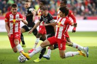 Maximilian Woeber mit Otari Kiteishvili (Sturm) und Andre Ramalho (c) GEPA pictures Mandl .jpg