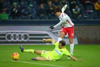 Takumi Minamino (RBS) und Fabian Koch (Austria Wien) (c) GEPA pictures Felix Roittner